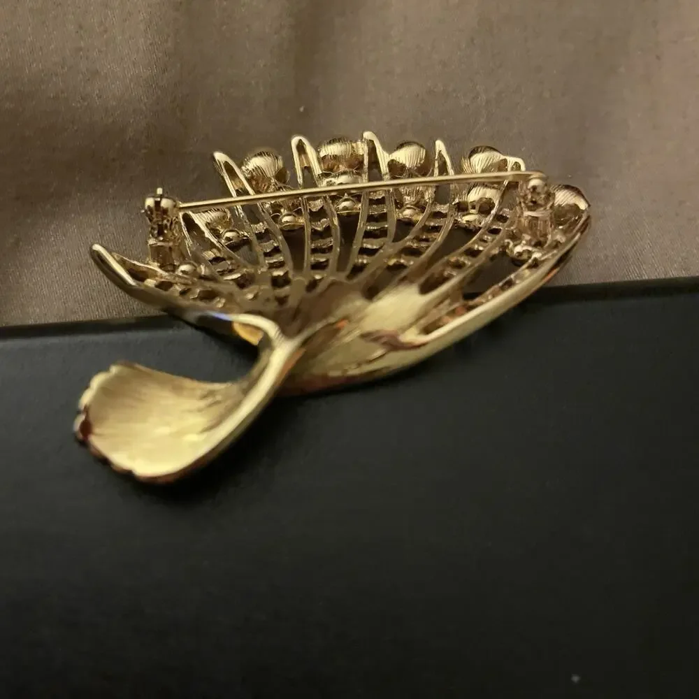 Vintage Unbranded Pin Brooch Gold tone Pearl Fan Classic 2.25
